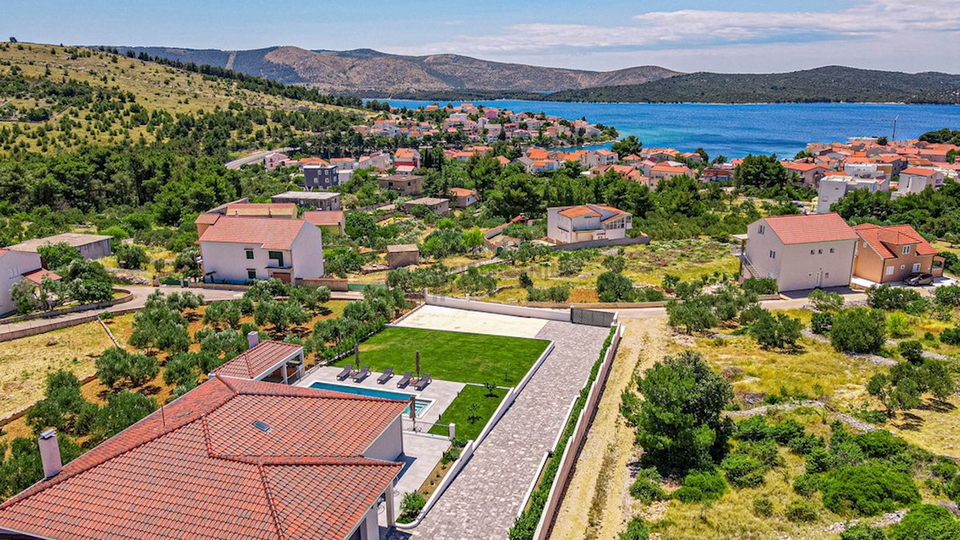 ZABORIĆ, VILLA WITH POOL AND LARGE GARDEN