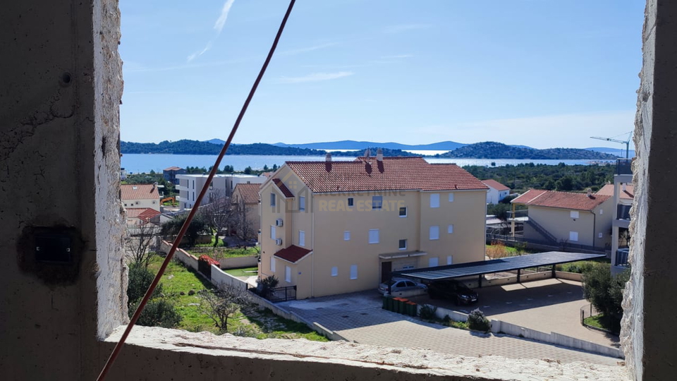 VODICE, DVOSOBAN STAN NA DRUGOM KATU U NOVOGRADNJI,  400 M OD PLAŽE I ŠETNICE