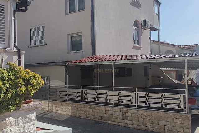 VODICE, WOHNUNG IN TOLLER LAGE IN EINEM PRIVATEN HAUS - NUR 300 M VOM MEER ENTFERNT - REDUZIERTER PREIS!!!