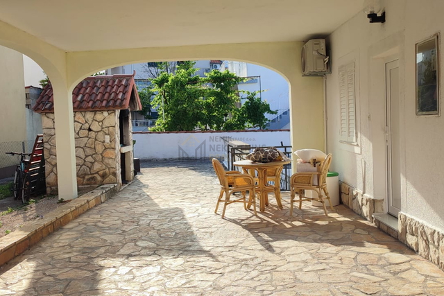 VODICE, HOUSE IN A GREAT LOCATION WITH 5 RESIDENTIAL UNITS