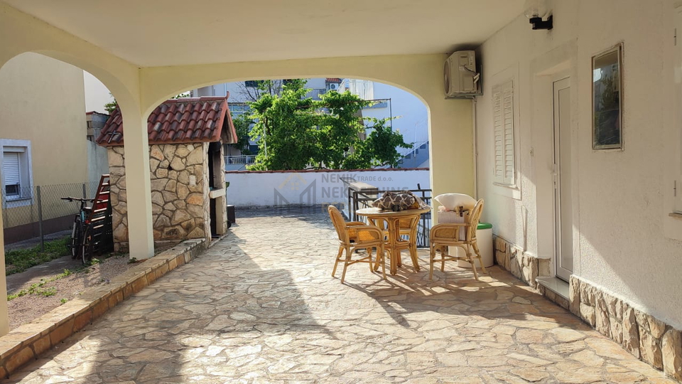 VODICE, HOUSE IN A GREAT LOCATION WITH 5 RESIDENTIAL UNITS