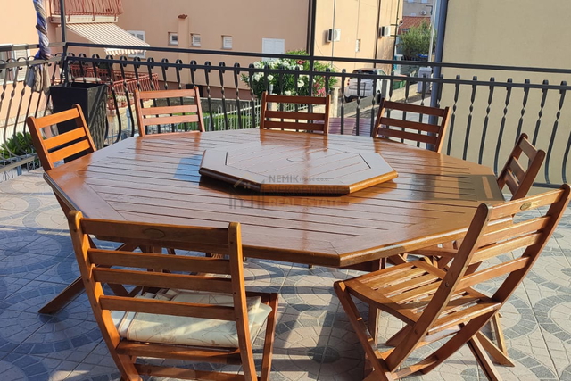 VODICE, HAUS IN TOLLER LAGE MIT 5 WOHNEINHEITEN