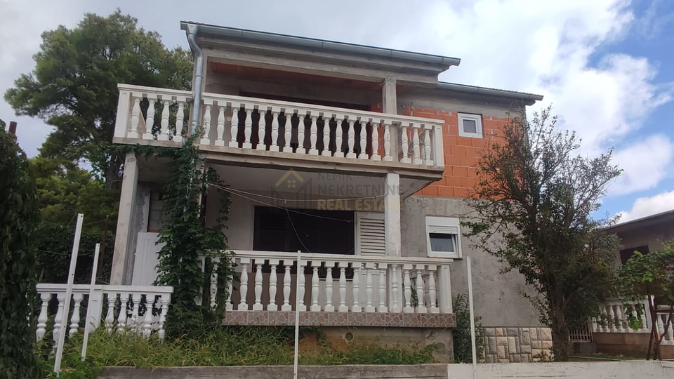 ROROZNICA, PODGLAVICA, DETACHED HOUSE WITH TWO DWELLING UNITS