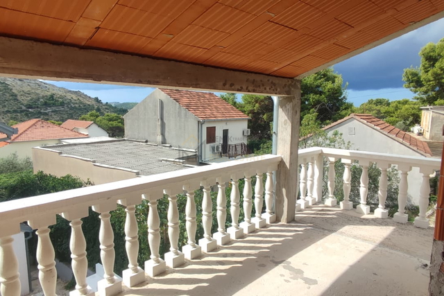 ROROZNICA, PODGLAVICA, DETACHED HOUSE WITH TWO DWELLING UNITS