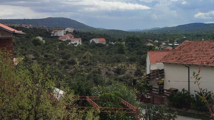 ROROZNICA, PODGLAVICA, DETACHED HOUSE WITH TWO DWELLING UNITS