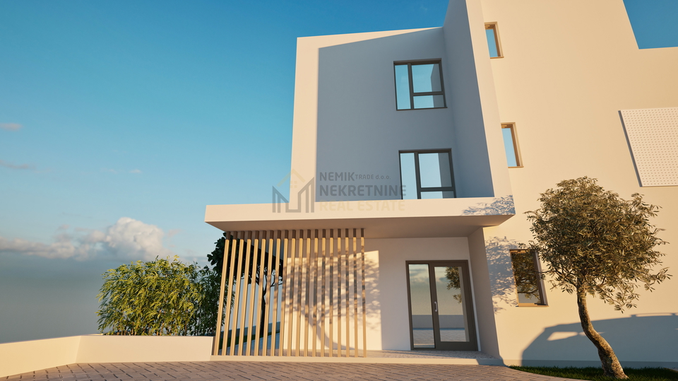 VODICE, DVOSOBAN STAN SA VLASTITIM BAZENOM U PRIZEMLJU MODERNE NOVOGRADNJE