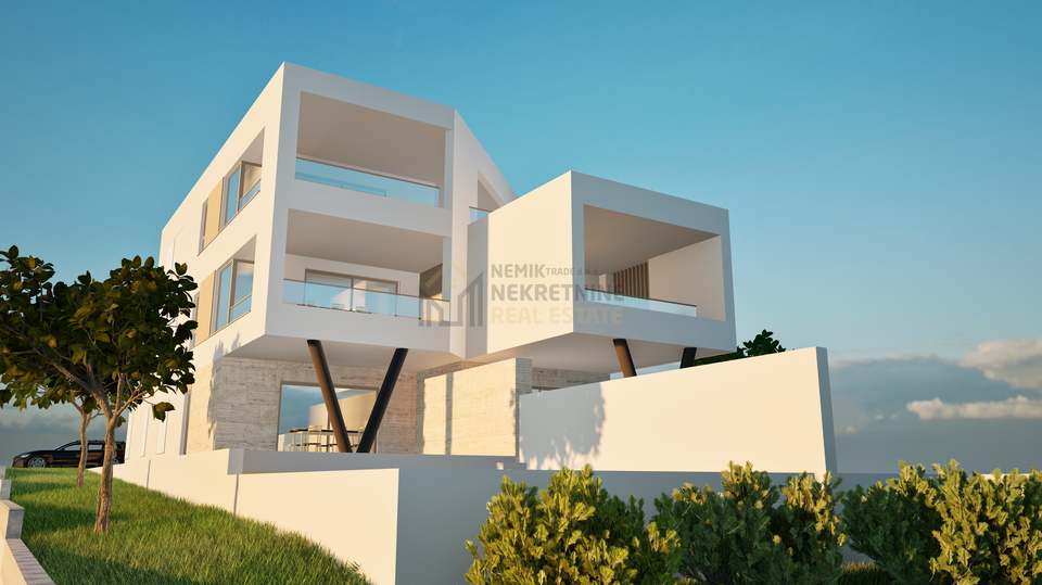 VODICE, DVOSOBAN STAN SA VLASTITIM BAZENOM U PRIZEMLJU MODERNE NOVOGRADNJE