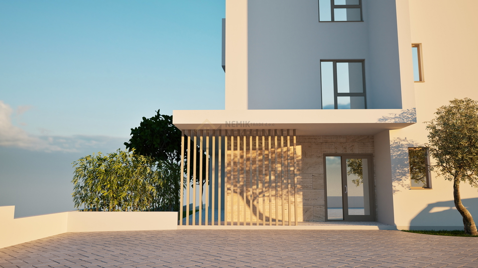 VODICE, DVOSOBAN STAN SA VLASTITIM BAZENOM U PRIZEMLJU MODERNE NOVOGRADNJE
