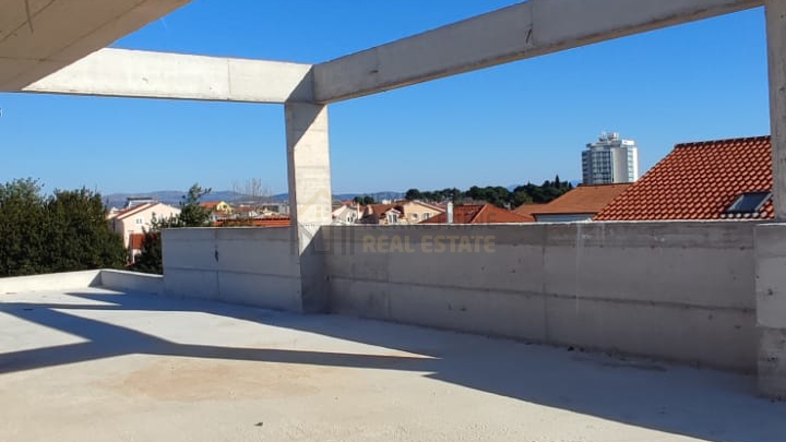 VODICE, NOVOGRADNA, DVOETAŽNI STAN NEDALEKO OD PLAŽE