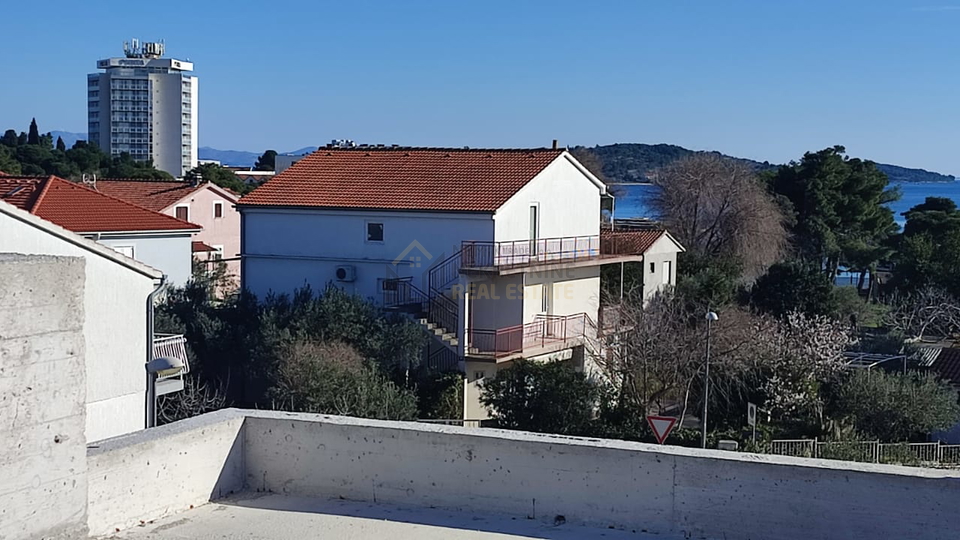 VODICE, NOVOGRADNA, DVOETAŽNI STAN NEDALEKO OD PLAŽE