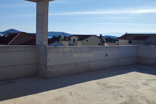 VODICE, NOVOGRADNJA, TROETAŽNI STAN BLIZU MORA