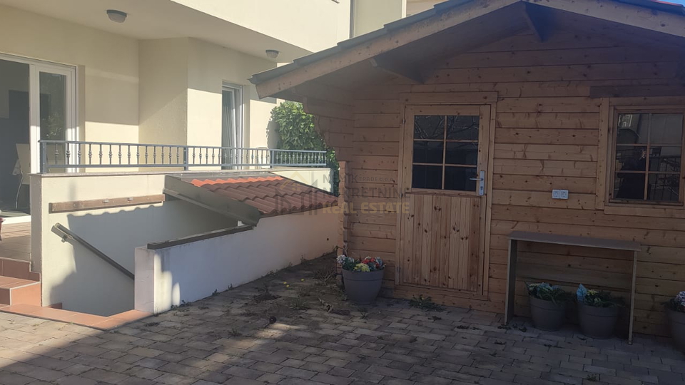 VODICE, APARTMAN U PRIZEMLJU MANJE ZGRADE SA VELIKIM OGRAĐENIM DVORIŠTEM