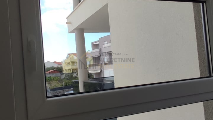 VODICE, NEUES GEBÄUDE, ZWEIZIMMERWOHNUNG IM 2. STOCK, MEERBLICK