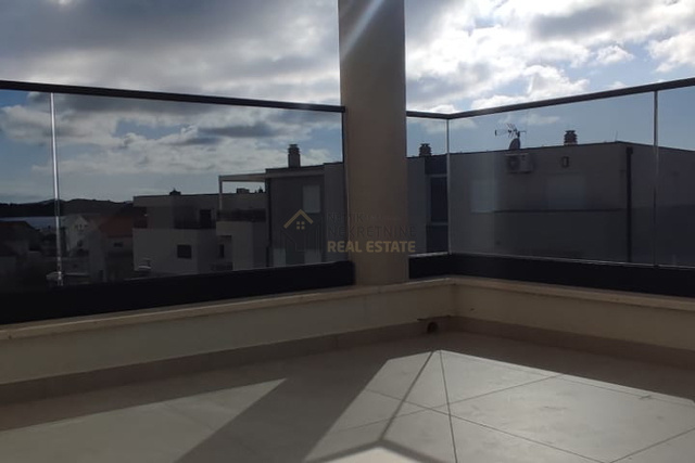 VODICE, NEUES GEBÄUDE, ZWEIZIMMERWOHNUNG IM 2. STOCK, MEERBLICK