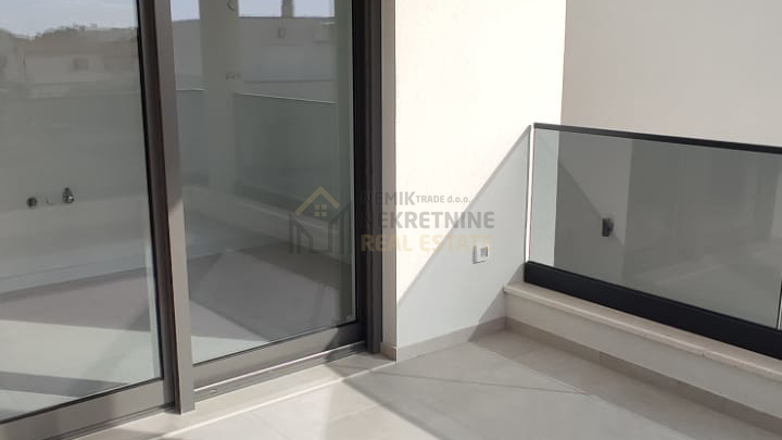 VODICE, NEUES GEBÄUDE, ZWEIZIMMERWOHNUNG IM 2. STOCK, MEERBLICK