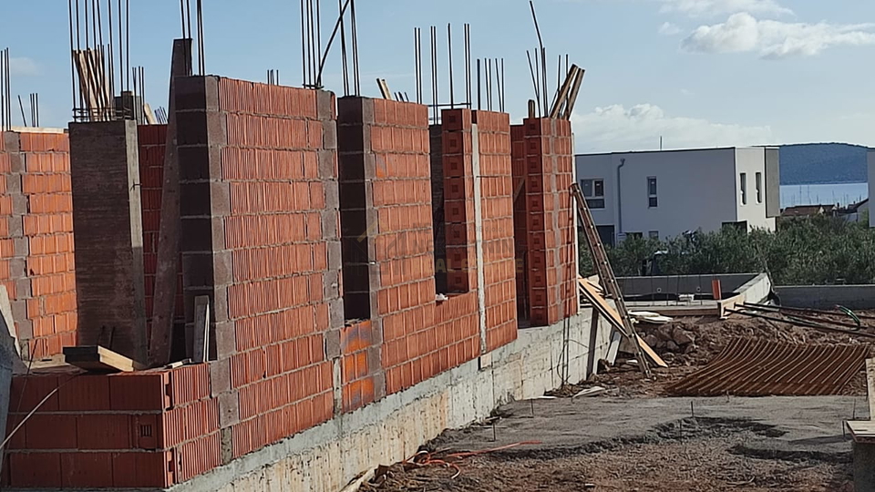 VODICE, DVOSOBAN STAN SA VLASTITIM BAZENOM U PRIZEMLJU MODERNE NOVOGRADNJE