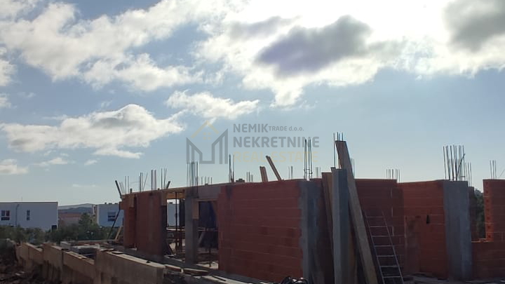 VODICE, DVOSOBAN STAN SA VLASTITIM BAZENOM U PRIZEMLJU MODERNE NOVOGRADNJE