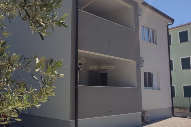 VODICE, STAN U KUĆI NA PRVOM KATU SA POSEBNIM ULAZOM