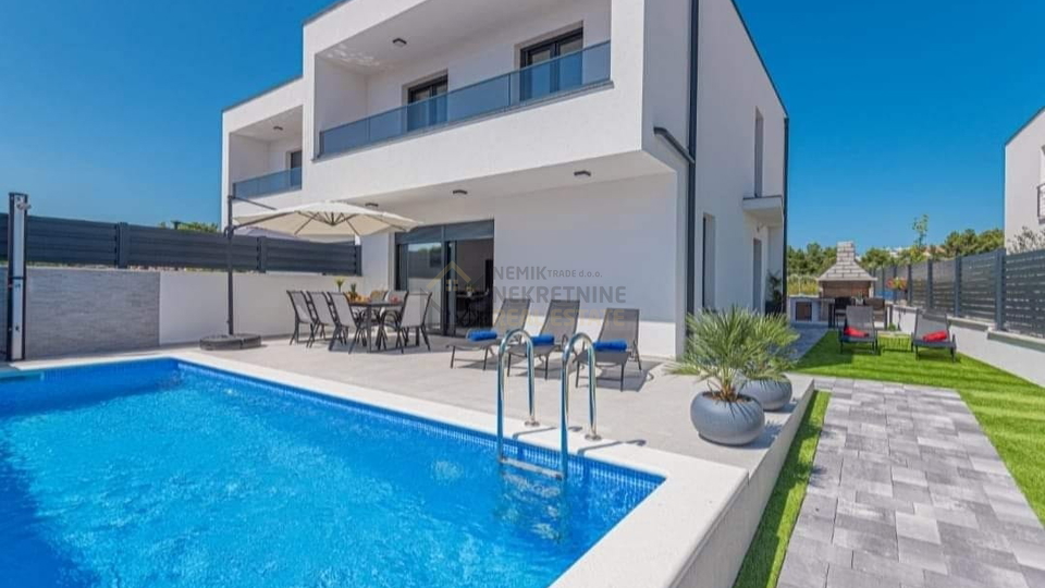 VODICE, DVOJNA KUĆA SA GRIJANIM BAZENOM U POTPUNOSTI NAMJEŠTENA