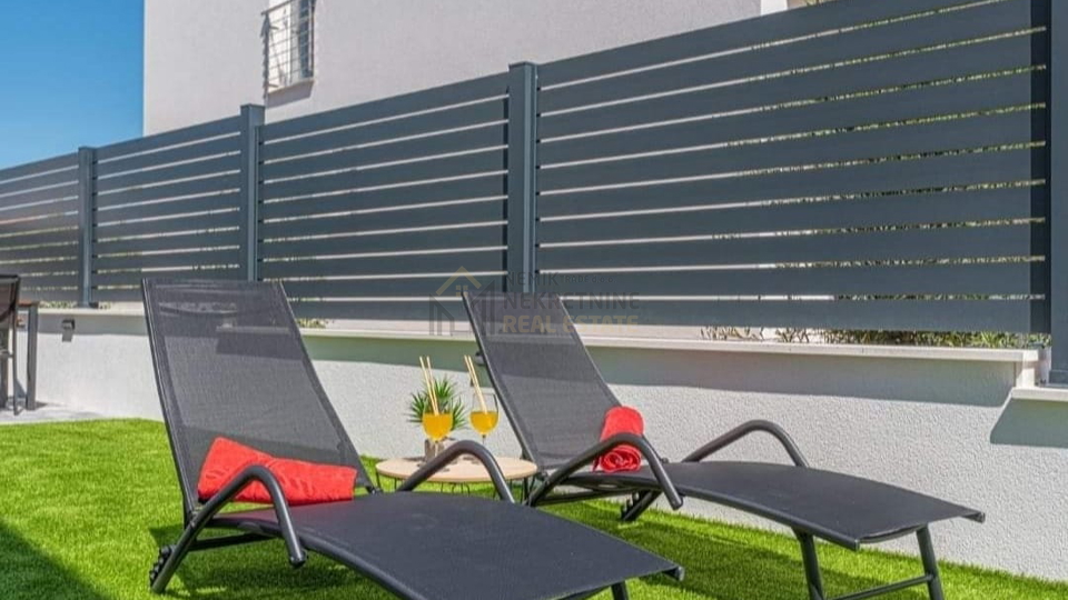 VODICE, DVOJNA KUĆA SA GRIJANIM BAZENOM U POTPUNOSTI NAMJEŠTENA