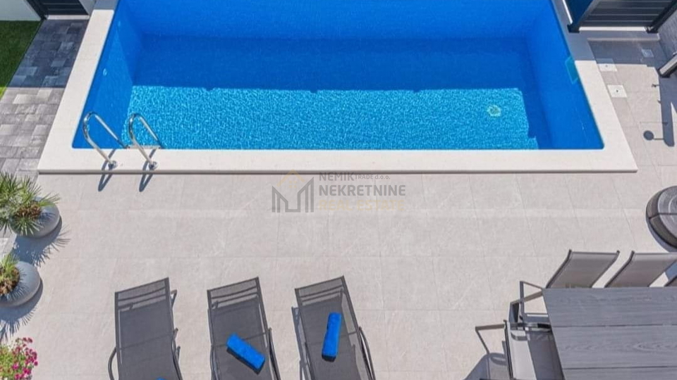 VODICE, DVOJNA KUĆA SA GRIJANIM BAZENOM U POTPUNOSTI NAMJEŠTENA