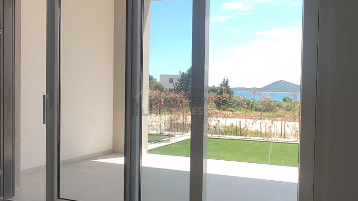 VODICE, STAN U PRIZEMLJU S VRTOM, NOVOGRADNJA