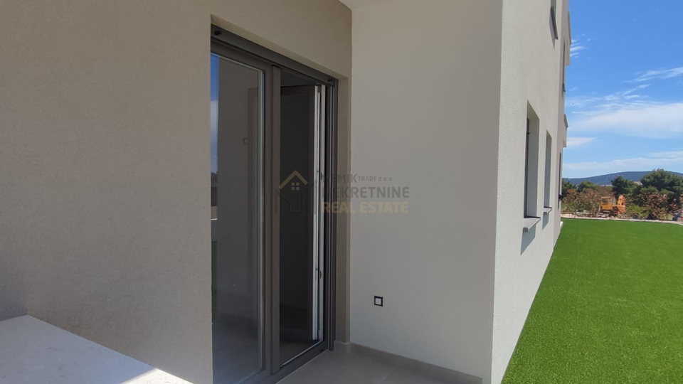 VODICE, STAN U PRIZEMLJU S VRTOM, NOVOGRADNJA