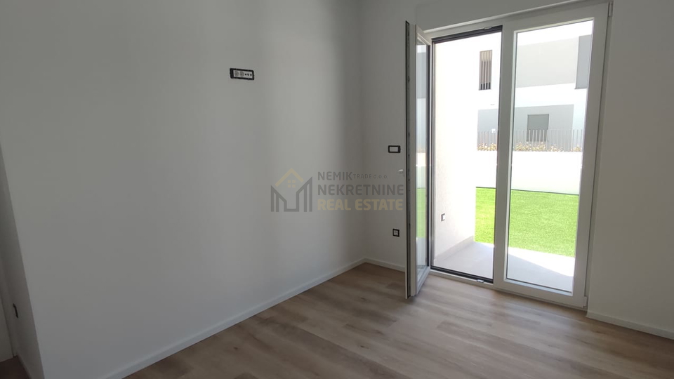 VODICE, STAN U PRIZEMLJU S VRTOM, NOVOGRADNJA