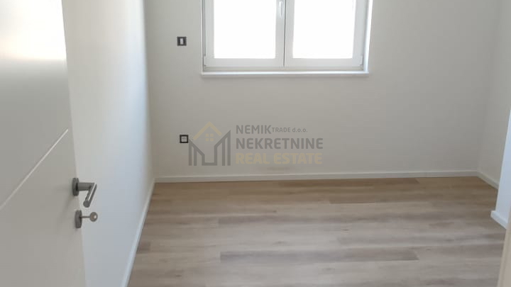 VODICE, STAN U PRIZEMLJU S VRTOM, NOVOGRADNJA