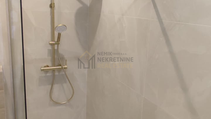 VODICE, STAN U PRIZEMLJU S VRTOM, NOVOGRADNJA