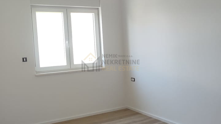VODICE, STAN U PRIZEMLJU S VRTOM, NOVOGRADNJA