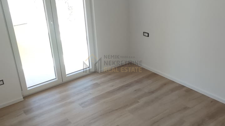 VODICE, STAN U PRIZEMLJU S VRTOM, NOVOGRADNJA