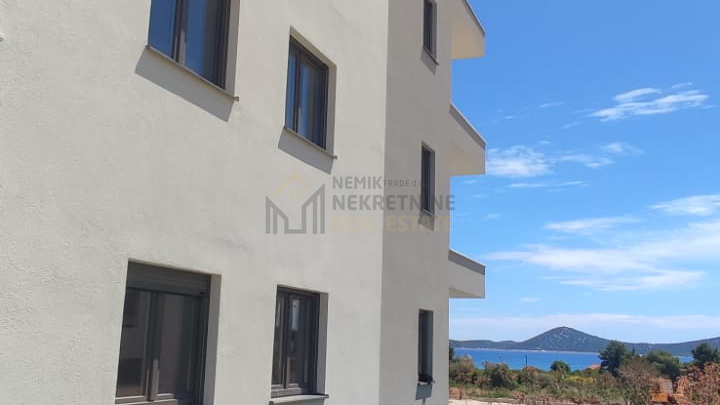 VODICE, STAN U PRIZEMLJU S VRTOM, NOVOGRADNJA
