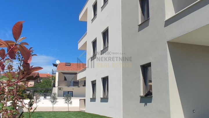 VODICE, NOVOGRADNJA, STAN SA 2 SPAVAĆE SOBE BLIZU MORA