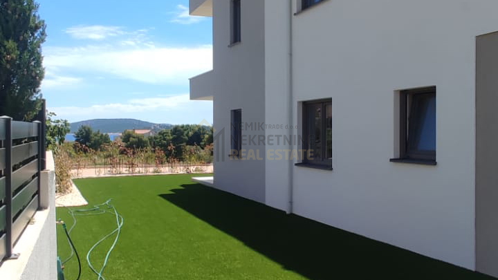 VODICE, NOVOGRADNJA, STAN SA 2 SPAVAĆE SOBE BLIZU MORA