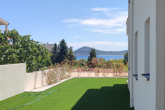 VODICE, STAN U PRIZEMLJU S VRTOM, NOVOGRADNJA