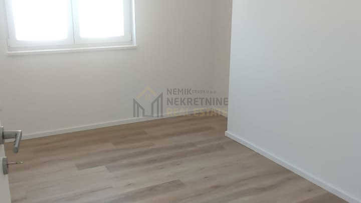 VODICE, STAN NA 1. KATU SA POGLEDOM NA MORE