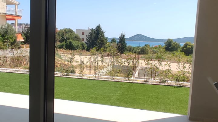 VODICE, STAN U PRIZEMLJU, POGLED MORE