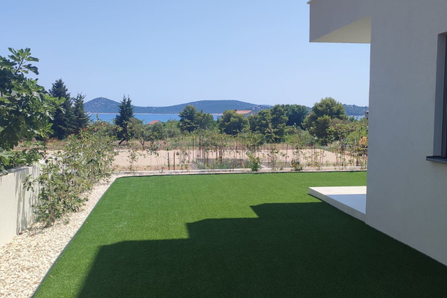 VODICE, STAN U PRIZEMLJU, POGLED MORE
