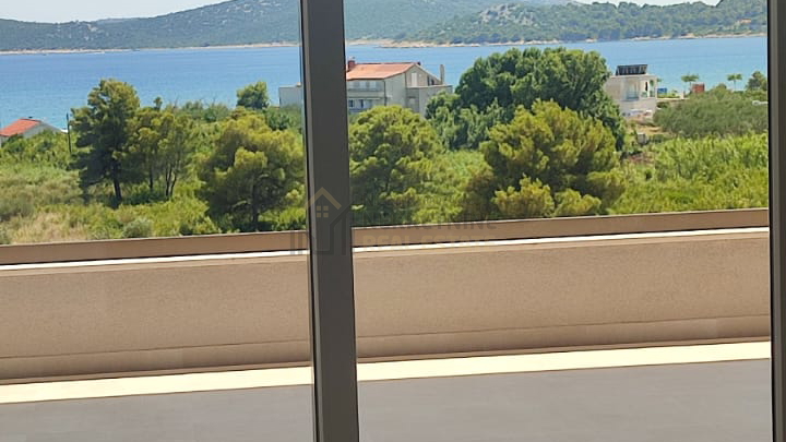 VODICE, TROSOBAN STAN NA 2. KATU SA POGLEDOM NA MORE