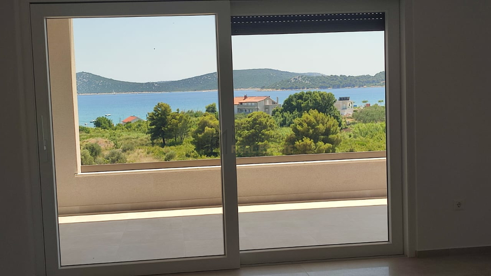 VODICE, TROSOBAN STAN NA 2. KATU SA POGLEDOM NA MORE