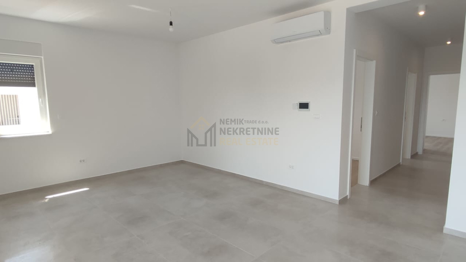 VODICE, TROSOBAN STAN NA 2. KATU SA POGLEDOM NA MORE
