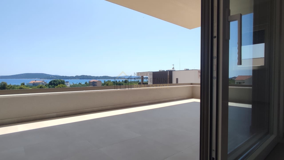 VODICE, TROSOBAN STAN NA 2. KATU SA POGLEDOM NA MORE