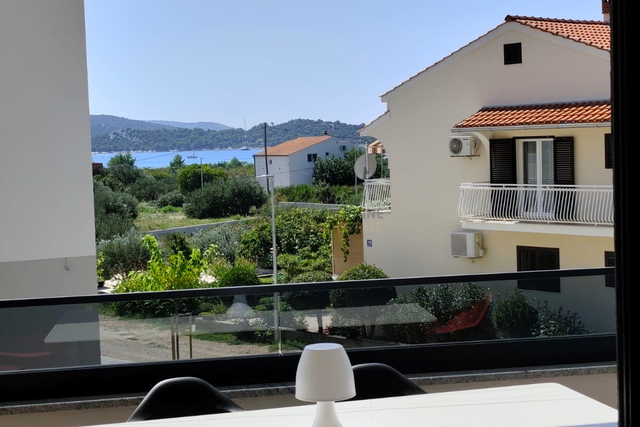 VODICE, STAN U PRIZEMLJU SA POGLEDOM NA MORE