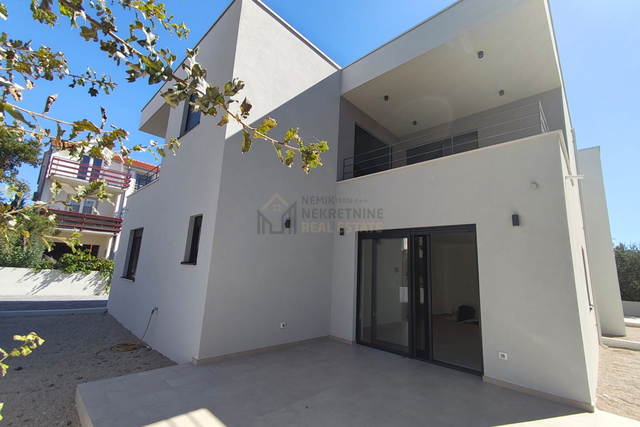 VODICE,  STAN SA DVIJE SPAVAĆE SOBE U PRIZEMLJU NOVOG OBJEKTA