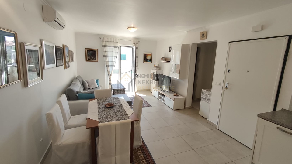 VODICE, NAMJEŠTEN DVOSOBAN STAN NA ODLIČNOJ LOKACIJI