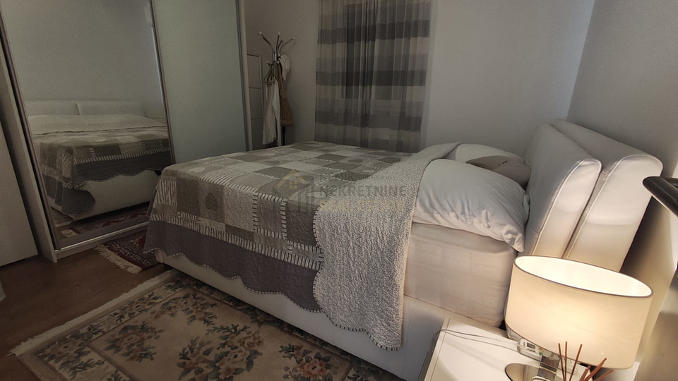 VODICE, NAMJEŠTEN DVOSOBAN STAN NA ODLIČNOJ LOKACIJI