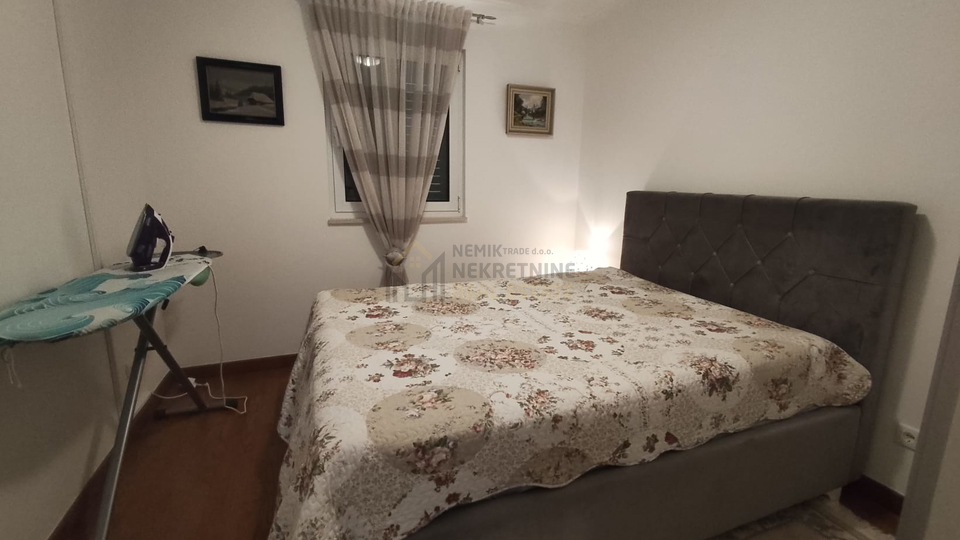 VODICE, NAMJEŠTEN DVOSOBAN STAN NA ODLIČNOJ LOKACIJI