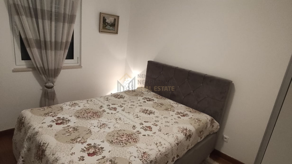VODICE, NAMJEŠTEN DVOSOBAN STAN NA ODLIČNOJ LOKACIJI