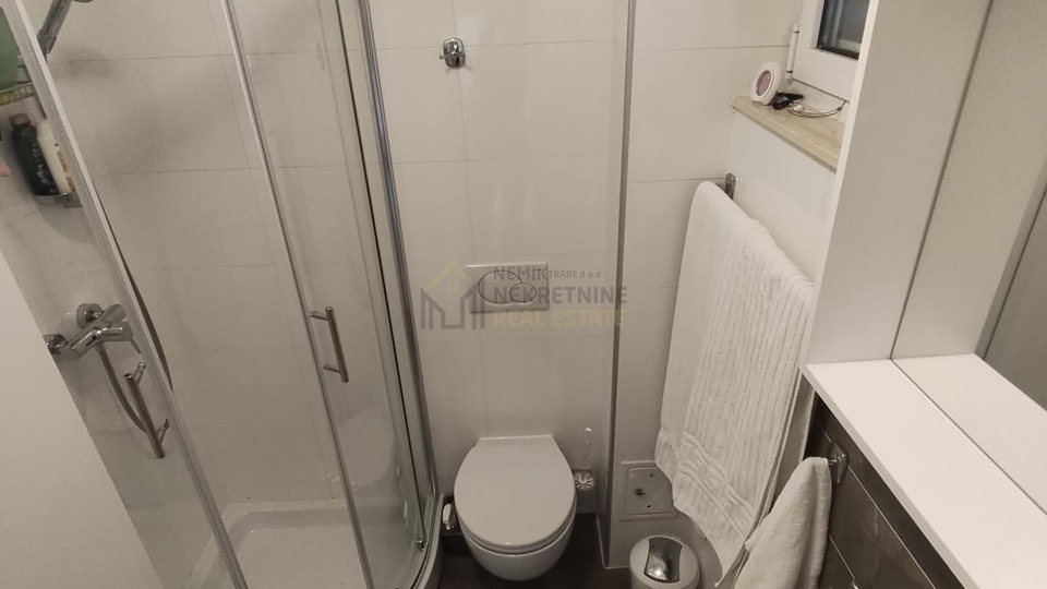 VODICE, NAMJEŠTEN DVOSOBAN STAN NA ODLIČNOJ LOKACIJI